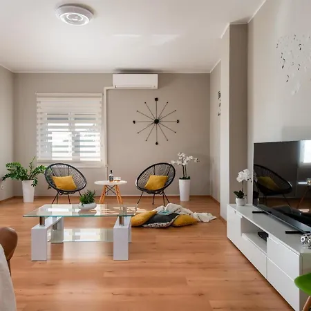 Mit Privatpool Fuer 10 Personen Ca 200 Qm In Belavici, Istrien Bucht Von Rasa * Hreljići