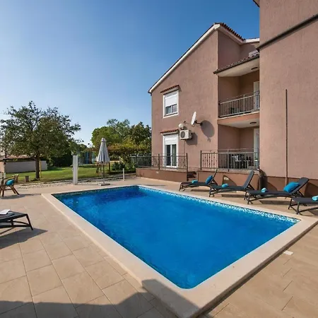 Vakantiehuis Mit Privatpool Fuer 10 Personen Ca 200 Qm In Belavici, Istrien Bucht Von Rasa *