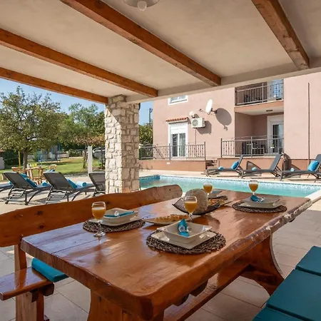 Vakantiehuis Mit Privatpool Fuer 10 Personen Ca 200 Qm In Belavici, Istrien Bucht Von Rasa *