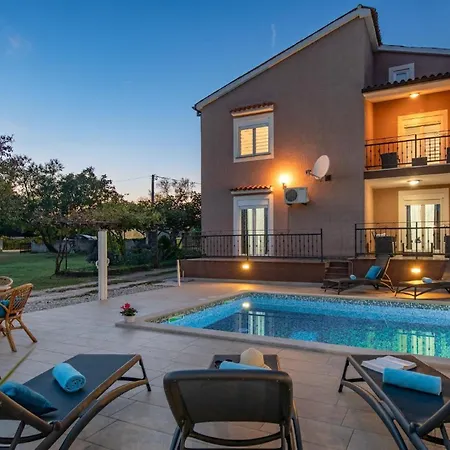 Vakantiehuis Mit Privatpool Fuer 10 Personen Ca 200 Qm In Belavici, Istrien Bucht Von Rasa