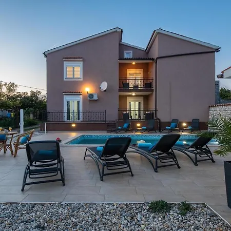 Mit Privatpool Fuer 10 Personen Ca 200 Qm In Belavici, Istrien Bucht Von Rasa Vakantiehuis Hreljići