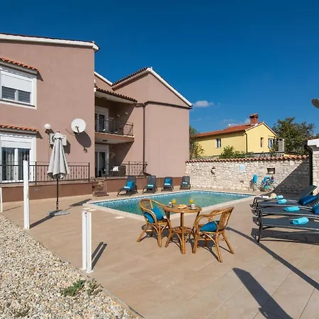 Vakantiehuis Mit Privatpool Fuer 10 Personen Ca 200 Qm In Belavici, Istrien Bucht Von Rasa