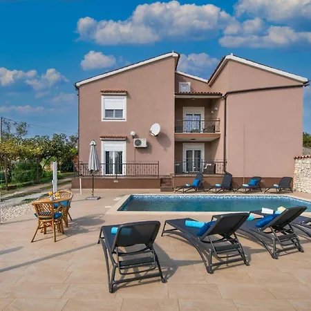 Mit Privatpool Fuer 10 Personen Ca 200 Qm In Belavici, Istrien Bucht Von Rasa * Hreljići